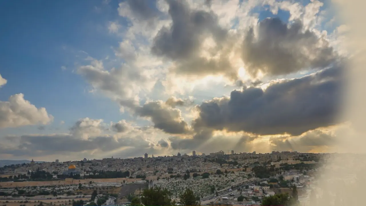 انخفاض طفيف بدرجات الحرارة في فلسطين الثلاثاء وسط أجواء حارة وتحذيرات